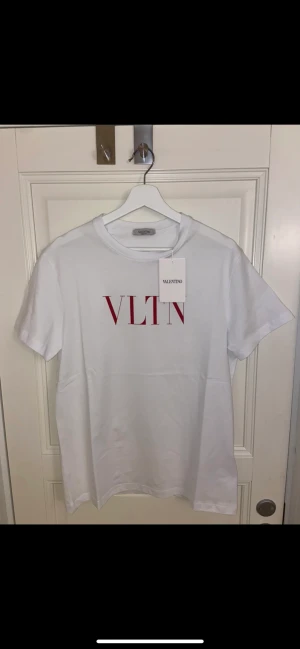 Valentino T-shirt - Valentino VLTN t-shirt  Strl: Large Skick: 10/10, kommer i originalpåse med tags Nypris: 4000kr Mitt pris: 1699+frakt Orderbekräftelse finns