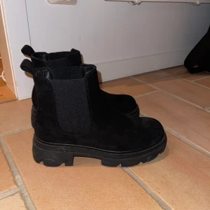 Boots  - Superfina boots Svarta storlek 36 skulle även passa en 36,5  Finns en tråd som korvar sig lite på skorn se sista bilden 