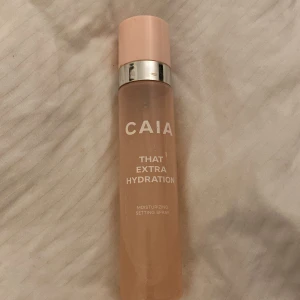 Setting spray  - Säljer de här två setting sprayen. Ena har mer en hälften kvar och andra har lite mindre än hälften kvar. Säljer båda tillsammans för 130. Vill man bara köpa en diskuterats priset💕köparen står för frakt 