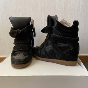 Isabel Marant skor Stl 37 - I gott skick lite slitage vid vecken främst på ena skon. I storlek 37. Kan tänka mig gå ner i pris vid snabb affär. Köparen står för frakten 