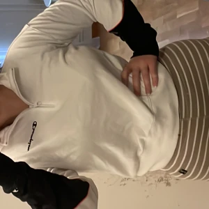 Tröja från Champion - En jätte fin halv zip hoodie från champion i storlek S. Använd som både träning - och vanlig tröja.