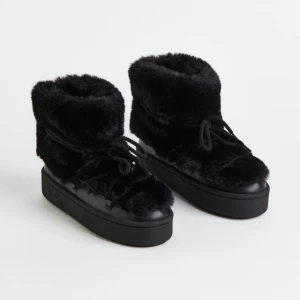 Inuikii liknande boots h&m - Slutsålda och Perfekt vinterskor från h&m använda 1 gång.  Säljs för 400 kr . Vid flera intressenter blir det budgivning. Slutar imorgon kl 13:00 ❤️  högsta bud atm. 470 kr (frakt tillkommer efter) 