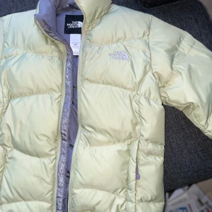 Unik mintgrön north face jacka  - North face puffer jacka köpt på sellpy. Finns ej i butik. Sparsamt använd, inga defekter. Sitter jättebra. Frakt tillkommer 