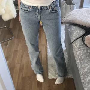 Arrow low - Säljer dessa super fina jeans från weekday i modellen arrow low, slutsålda 💓 storlek 26/34 ❤️ Köptes för 550! Använda ca 4 gånger så dem är som nya❤️ Buda från 350+ frakt(56) privat