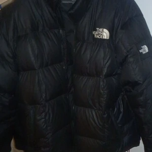 North Face dunjacka - North Face, dunjacka, strl XL. Obetydligt använd.  Köpt förra året. Finns inga fel på den. Nypris: 3 200:-