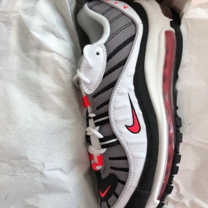 Nike Air Max 98 - Använt dessa 1 gång. Sköna och snygga!  Storleken är 38 (kanske 38,5 måste kolla upp det när jag är hemma🤭)  Ordinarie pris 1800kr Kan posta, du får stå för frakt som brukar kosta 66kr. 