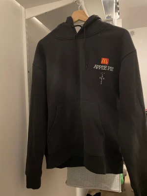 Cactus jack mc hoodie - Travis scott cactus jack hoodie collab med mcdonalds. Nyskick. Födelsedagspresent som inte kommer till användning då den endast använts en gång. Morsan sparade inte kvittot därav det lägre priset