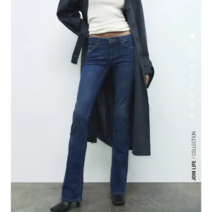 Low waist bootcut Zara jeans - LowRise bootcut Zara jeans i strl 36🎀 Inga defekter, endast använda en gång🌸Köpare står för frakten, fler bilder kan skickas vid intresse Vid fler intressen blir det budgivning❣️