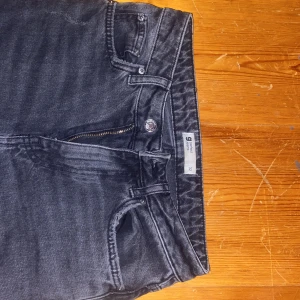 Gråa jeans - Low/midwaist bootcut jeans med hål i ena benet. I bra skick! Säljer pga att dom blivit för små i midjan💞 köpte dom för 499kr på Gina tricot.