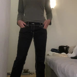 Jeans - Jag köpte dem på humana i somras. Men har inte fått något tillfälle att riktigt använda de då de är förstora i midjan. 