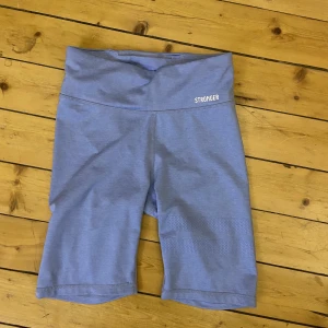 Stronger Shorts - Jag säljer dessa snygga stronger shorts som är köpta för runt 500kr. De är sparsamt använda. 💕 Köparen står för frakten!