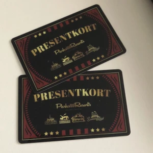 Ett Presentkort värde 400kr - Presentkort på Gröna lund samt Furuvik, Skara Sommarland och Kolmården  värde 400. Den förfaller 2024/05/05.  Presentkortet kan användas till allt  - Köp av biljetter, restauranger, kassor spel butiker och mer! 