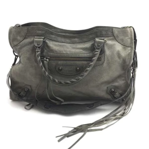 Äkta Balenciaga väska - Intressekoll på min älskade äkta Balenciaga väska  eftersom jag  inte andvänder den tillräckligt! Den har en liten fläck på den