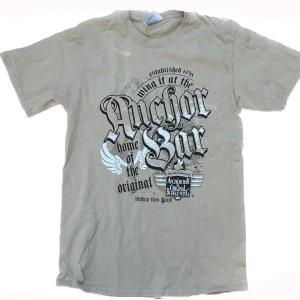 cool t shirt - intressekoll på denna as feta tröjan, köpt second hand. viktigt att veta är att den är mer beige irl istället för grå ❤️