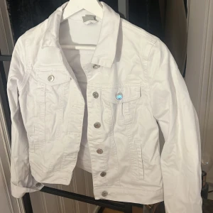 Vit jeansjacka - Vit jeansjacka från Veromoda. Frakt tillkommer 