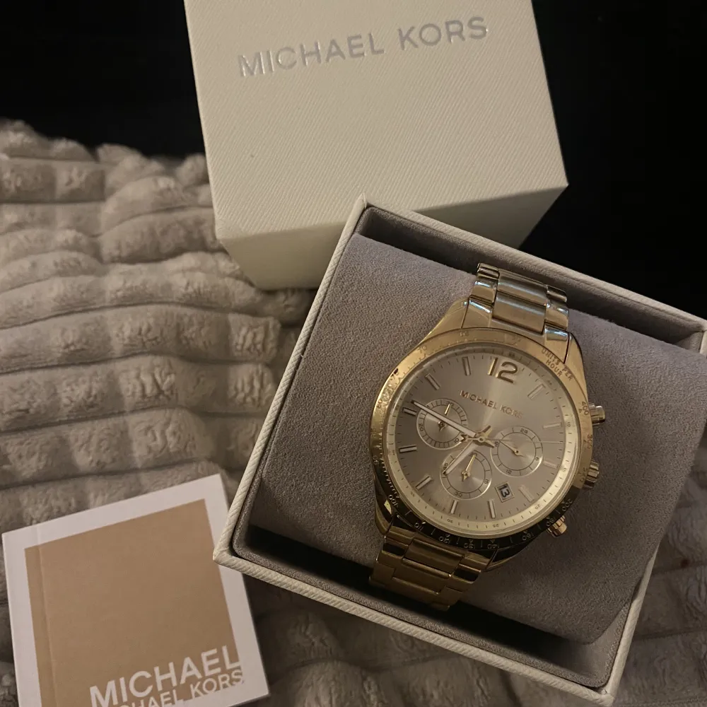 Guldig Michael kors klocka köpt för runt 2500kr säljer för 1500, men priset går att diskutera.. Accessoarer.