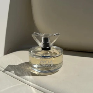 hickap parfym - används ej då jag har för många parfymer 💘💘 luktar jättegott och fräscht. nypris: 500kr