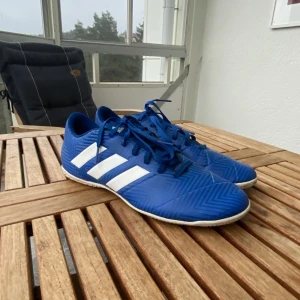 Inomhus fotbollsskor Stl 39 - Inomhus fotbollsskor  Stl 39 Fint skick Finns att hämta i Uddevalla eller frakta där köpare betalar frakten