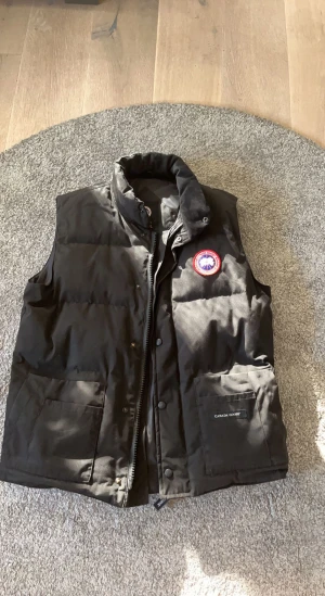 Canada goose vöst  - Helt ny canada goose väst 10/10 skick storlek l köpt på nk 