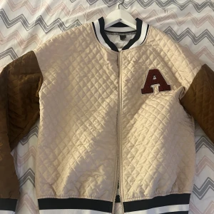 Kofta - Den är i stick som nytt, säljer den eftersom gillade inte den direkt