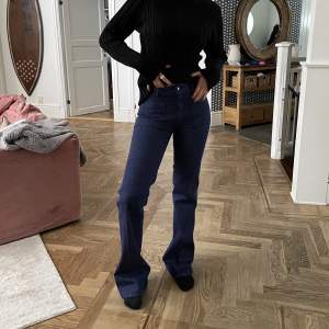 Drömmiga jeans i nyskick! Köpta i Paris för 1000kr säljer nu för 500kr 💕 storlek: W31 L36 (dock känns de mycket mindre i storleken, midjemåttet känns som en W27/28 