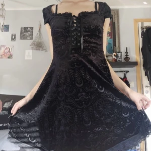 Killstar velour - 'Belladonna Babe Party Dress' också slutsåld. Aldrig fått använt den tyvärr, superbra skick! Köpt för runt 500.. 