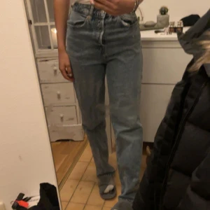 supersnygga jeans - jättefina jeans som jag verkligen ölskar men tyvärr fastnar min navelpiercing i de hela tiden 🫠