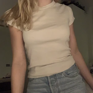 Monki tee  - T shirt från monki. Inte använd mycket nyskick. Offwhite 