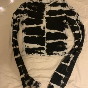 Weekday tröja - Långarmad tiedye babytee från weekday. Använd men nyskick 