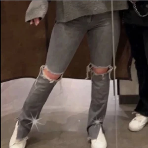 Zara jeans  - Super fina grå jenas ifrån zara. Köptes för något år sedan med inte använts så mycket.❤️❤️Låndad bild men kan självklart skicka egna om intresserad.