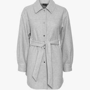 Vero Moda Skjortjacka storlek S - Jacka från vero moda, för stor för mig så säljer den. Jackan är som ny! Fri frakt och pris kan diskuteras💖