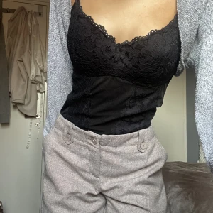 Low waist byxor - low waist kostymbyxor, har ett as skönt material. Dom är lite för stora för mig så har en Knut där bak så jag kan visa byxorna på. Riktigt snygga men tyvärr för stora, dom är i st 38. Färgen är typ beige/grå! Passar perfekt i längd på mig som ä 160cm❤️