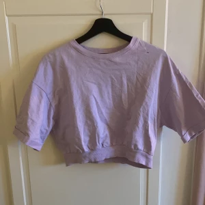 Lila tröja - Lila tröja i storlek S från lager 157. Tröjan har inga skador. Kontakta mig vid köp eller frågor💛