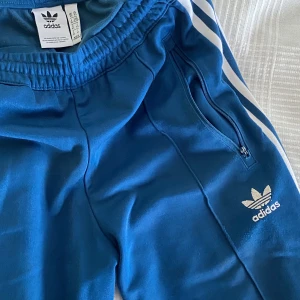 Adidas byxor  - Adidas trackpants med två fickor fram och en bak. Säljs för att dem blivit för små. I använt skick, men fortfarande fina