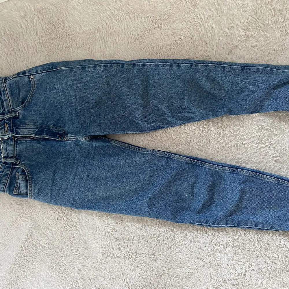 Jeans från zara. De är storlek 34 men skulle säga att de även passar 36. Frakten är spårbar och kostar 66kr💞. Jeans & Byxor.