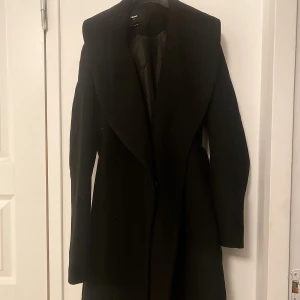 Kappa från Bikbok - En svart,  vinter/höst kappa från Bikbok. Väldigt elegant & fin med storlek xs. Dock en aning oversized. Aldrig använt! I väldigt nyskick. Säljer pga köpt en ny. Original pris: 900 kr. Säljer för 700. Pris kan diskuteras 💗💗