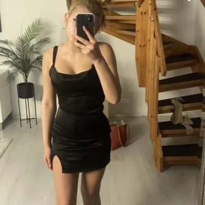 Svart klänning - Säljer denna finaa finas klänningen i storlek xs från shein