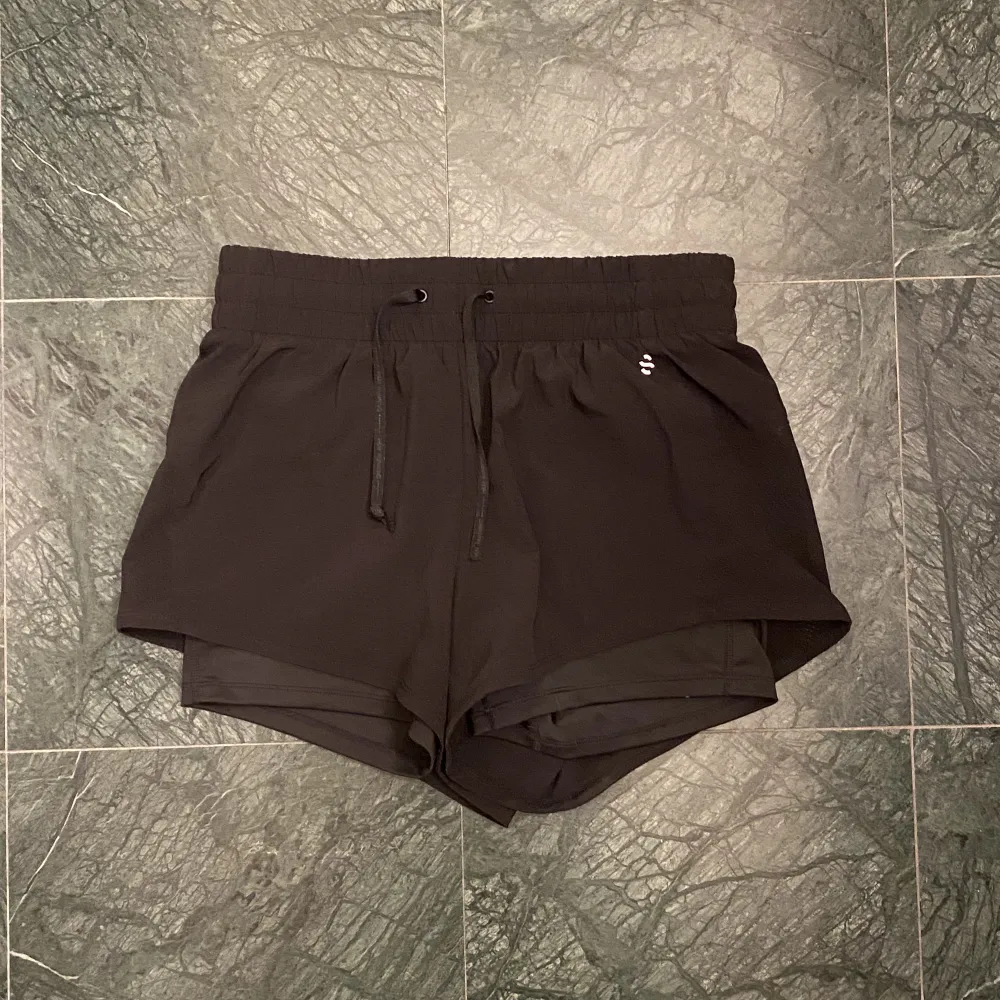 Snygga och sköna träningsshorts! Med tights under. Oanvända. Storlek S. 3st för 500kr! . Shorts.