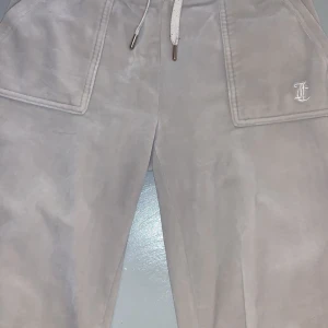 Juicy couture byxor  - Köp direkt 750kr. Säljer dessa vita juicy couture byxorna då jag inte använder dom längre dom har lite mörkare kant än tyget på byxorna men dom är jättebra skick 