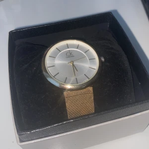 Calvin Klein klocka  - Skriv innan ni betalar!!! Klockan är inte äkta! Och köpt i Turkiet för 300kr. Klockan även har 2 lager genomskinligt nagellack på så färgen håller kvar sig längre. Knappt använd!