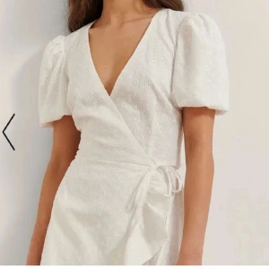 Vit klänning - Jättefin vit kort klänning. Använd 1 gång, som ny. Strl 40. Skriv privat för fler bilder. 