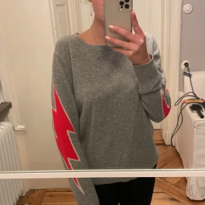 Cashmere tröja  - En jättefin Cashmere tröja från fromfuture, finns ej kvar på hemsidan. Köpt för 1700. Finns två små hål som man ser på sista bilden men är inget som syns när man har på sig den. Pris kan diskuteras vid snabb affär 