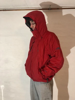 Nothface Jacka Röd Xl  - Röd northface jacka i bra skick. Storlek: XL Köparen står för frakten