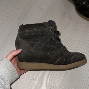 Ankelboots med kilklack - Dessa trendiga skor från Pavement är i storlek 37. De är sparsamt använda. Säljer på grund av garderobsränsning. Nypris 1 394. 