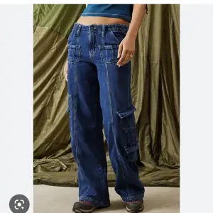 Jättefina cargo jeans från Urban Outfiters! Knappt använda! 💙Frrakt tillkommer 