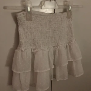 Kjol - Säljer en vit fin kjol, har bara använts få gånger! hör av om ni har frågor :))