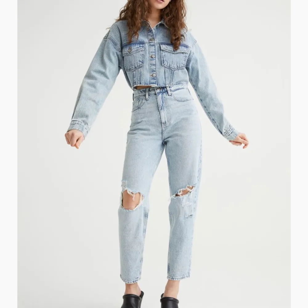 Dessa snygga mom jeans från h&m passar inte mig längre! De har hål vid båda knän💗Köpt för 300kr.. Jeans & Byxor.