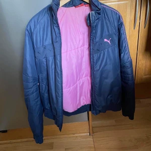 Puma Jacka - Använd några gånger Väldigt bra skick Om man bor utanför Norrköping kan jag skicka den med posten (betala frakt)