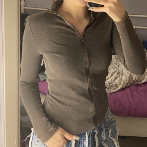 Zip up tröja - Fin brun färg, passar mig med S men är lite tight i armarna 