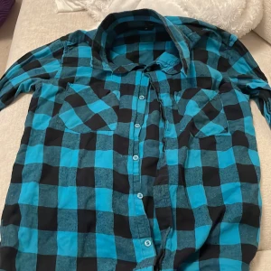Blå flanell skjorta - Blå flanell, knappt använd str M